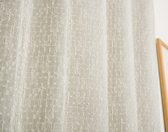 意匠糸をアクセントに立体感のある無地調の2級遮光カーテン　ジューク